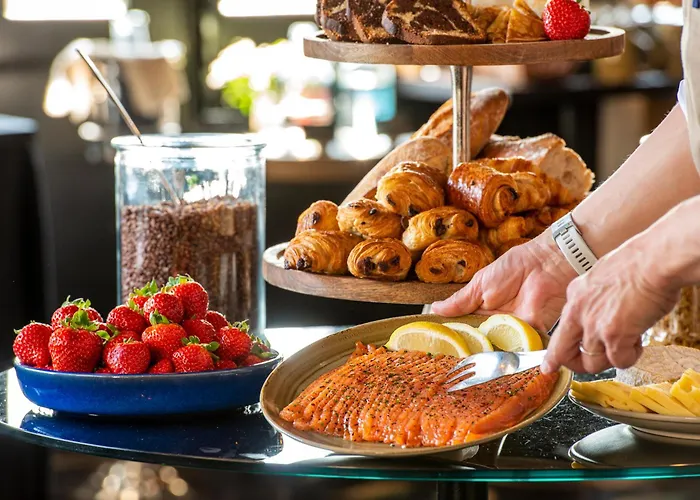 Отель Les Maisons De Lea & - Radisson Individuals Онфлёр